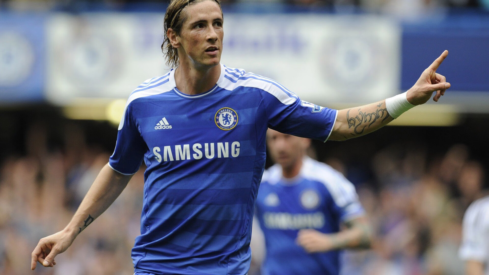 爱游戏app注册-传的漂亮，打的精彩！费尔明长传精准制导，拉什福德一步过掉对手爆杆破门！